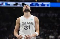 库里依旧辉煌，克莱面临挑战！季前赛揭示汤普森(sēn)困境