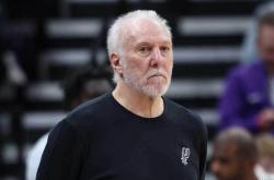 马刺队懸(xuán)挂旗帜，致(zhì)敬传奇格雷格·波波维奇职业生(shēng)涯