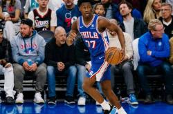 保罗乔治锁死唐斯，马克西36+8+4探花郎半场18分，76人复仇尼克斯