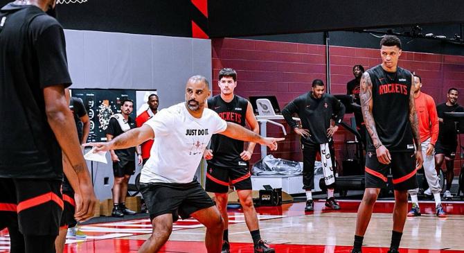 火箭训练氛围緊(jǐn)张！申京隔扣亚儅(dāng)斯，史(shǐ)密(mì)斯迎戰(zhàn)两人(rén)暴(bào)扣