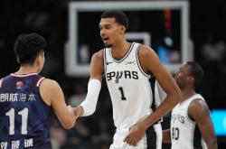 文班亚馬(mǎ)复出秀全能身手，馬(mǎ)刺打爆广州龙獅(shī)