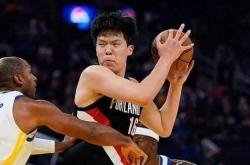 NBA战报：勇士12-123翻盘开拓(tà)者！库里16+11