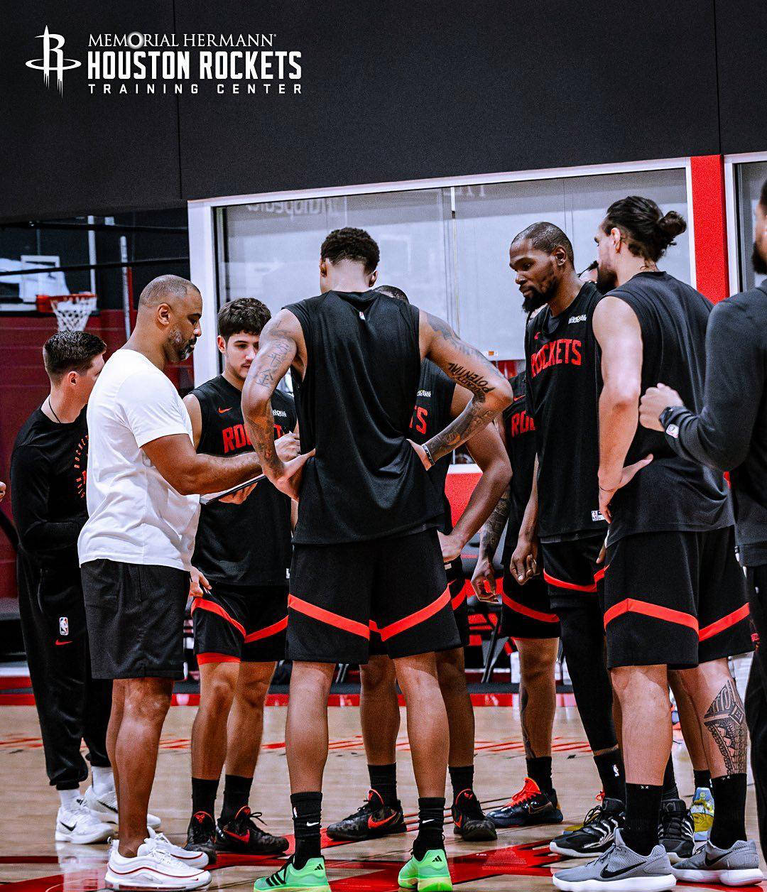 火箭训练：申京隔扣亚当斯，小史密斯双手暴扣