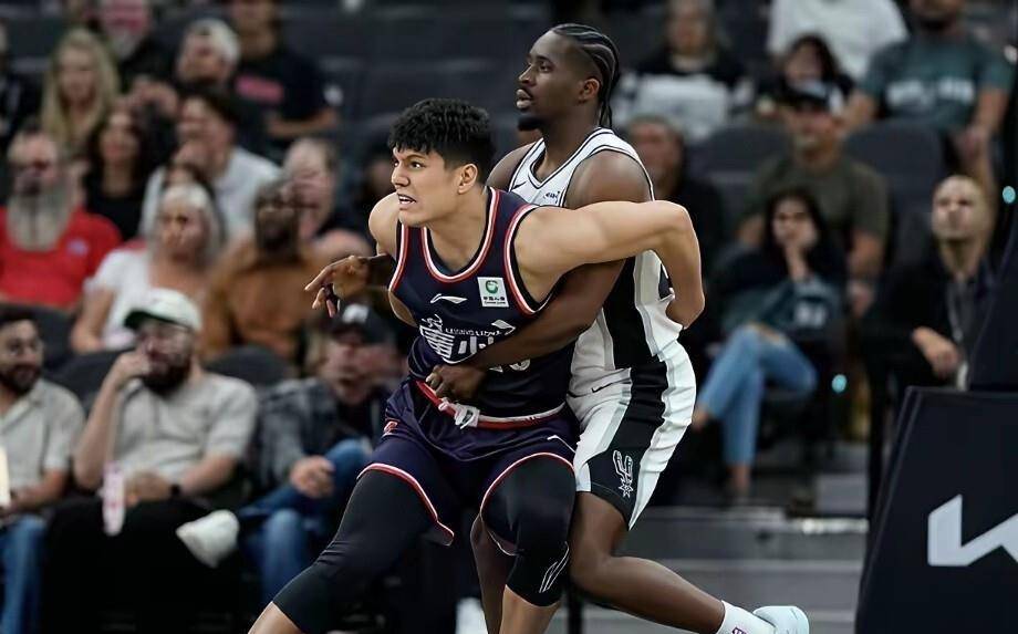 14分3前场篮板!陈国豪首秀成功,水货状元撕掉标签硬刚文班,马刺119-88广州队