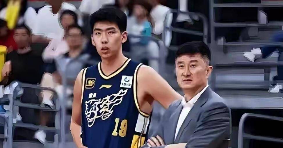 14分3前场篮板!陈国豪首秀成功,水货状元撕掉标签硬刚文班,马刺119-88广州队