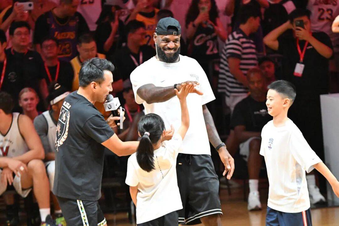 勒布朗·詹姆斯,在《人民日报》撰文